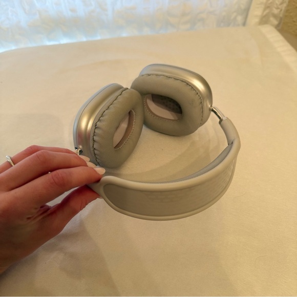 New without tags never used Sleek Over-Ear Headphones in Silver and White - Picture 3 of 9